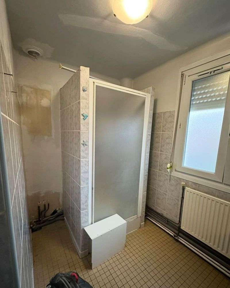 Avant travaux : ancienne cabine de douche carrelée
