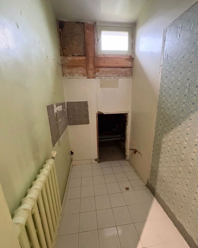 Avant travaux : pièce vide en cours de démolition