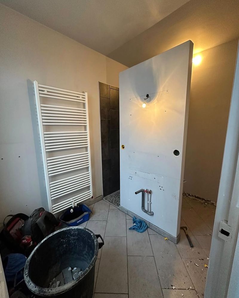 Avant travaux : cloison et arrivées d'eau en cours d'installation
